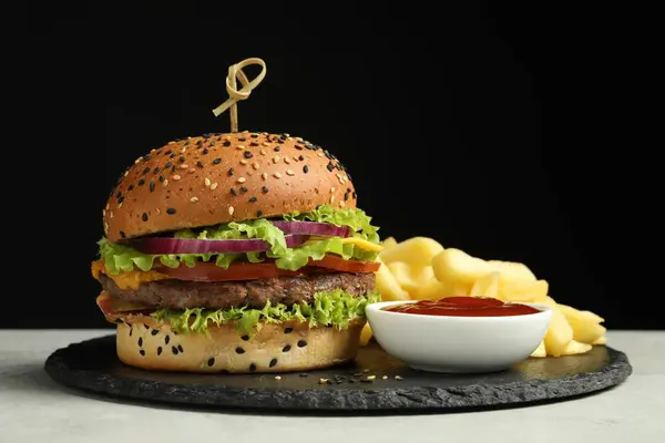 Burger Pyszne Paszteciki Frytki Sos Szarym Stole Czarnym Tle — Zdjęcie stockowe