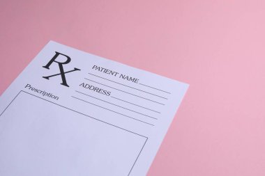 Pembe arka planda tıbbi reçete formu. Metin için boşluk
