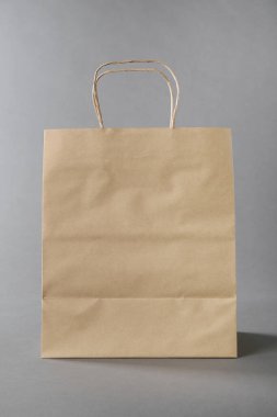 Gri arkaplanda bir kese kağıdı. Tasarım için model