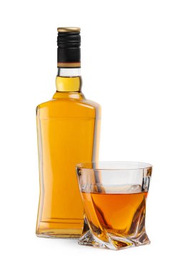 Bardak ve viski şişesi beyazın üzerinde izole edilmiş.