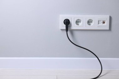 Gri duvarda prizler ve elektrik prizleri, metin için boşluk