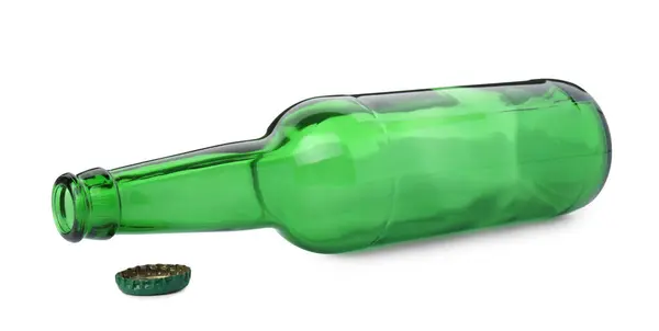 Eén Lege Groene Bierfles Dop Geïsoleerd Wit — Stockfoto