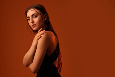 Kahverengi arka planda güzel bir kadının portresi. Metin için boşluk