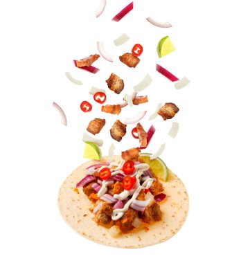 Beyaz arka planda uçan malzemeli lezzetli taco.