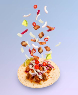 Renk eğimli arka planda uçan malzemeli lezzetli taco.