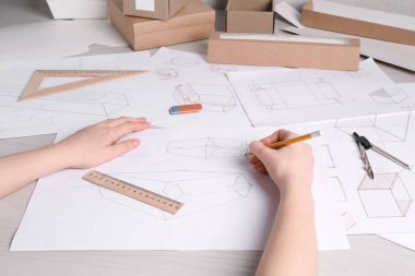 Masada ambalaj tasarımı oluşturan kadın, yakın plan