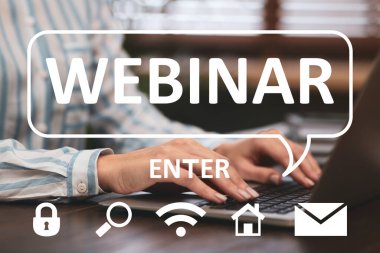 Webinar, kelime Enter ve simgeli web sayfası. Masada dizüstü bilgisayar kullanan kadın, yakın plan.
