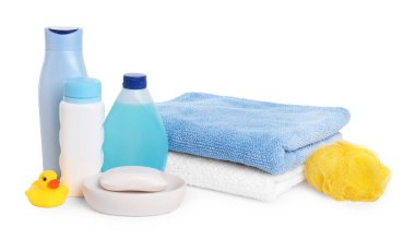 Bebek kozmetik ürünleri, banyo ördeği, sünger ve havlular beyaza izole edilmiş.