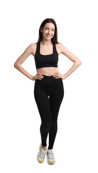 Счастливая молодая женщина с худым телом позирует на белом фоне