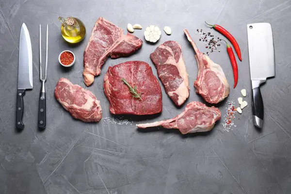 Friss Nyers Marhahúsdarabok Fűszerek Hentesszerszámok Világosszürke Texturált Asztalon Lapos Tojással — Stock Fotó