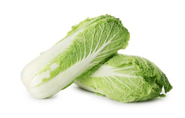 Taze taze Çin lahanaları beyaza izole edilmiş.