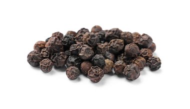 Aromatik baharat. Birçok siyah kuru karabiber beyaz üzerine izole edilmiş.