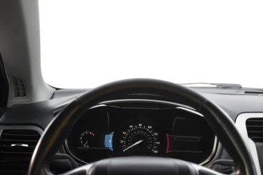 Gösterge panelindeki hız göstergesi ve arabanın içindeki direksiyon simidi