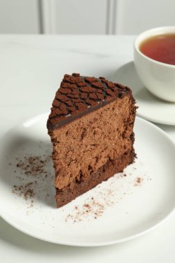 Lezzetli çikolatalı kek, beyaz masada, yakın plan.