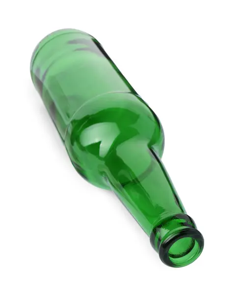 Jedna Pusta Zielona Butelka Piwa Odizolowana Białym — Zdjęcie stockowe