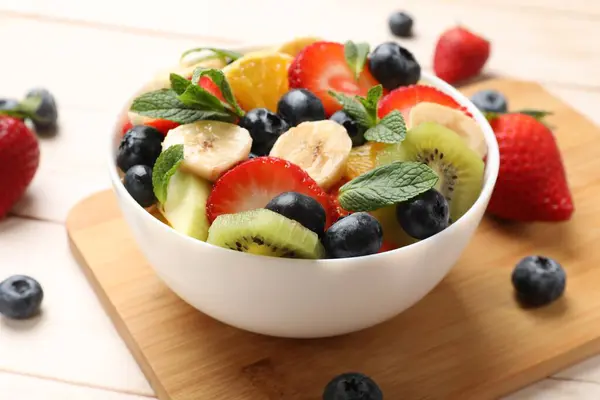 Salată Fructe Gustoase Bol Ingrediente Masă Lemn Closeup — Fotografie, imagine de stoc