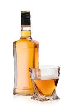 Bardak ve viski şişesi beyazın üzerinde izole edilmiş.