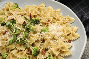 Vejetaryen yemeği. Taze sebzeli ve peynirli lezzetli makarna, yakın plan.