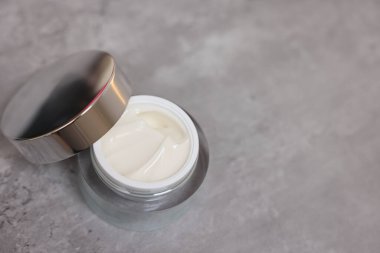 Gri masada vücut kremi, metin için boşluk