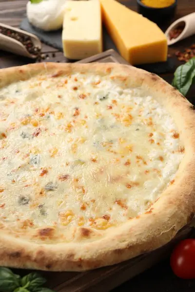 Deliciosa Pizza Queijo Ingredientes Mesa Close — Fotografia de Stock