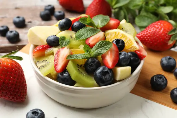 Salată Fructe Gustoase Bol Ingrediente Masă Lemn Closeup — Fotografie, imagine de stoc