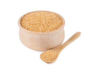 Kahverengi şeker kasede ve kaşık beyazda izole