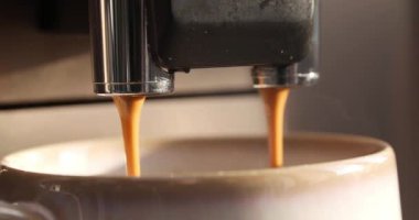 Modern kahve makinesi espresso yapıyor, yakın plan.