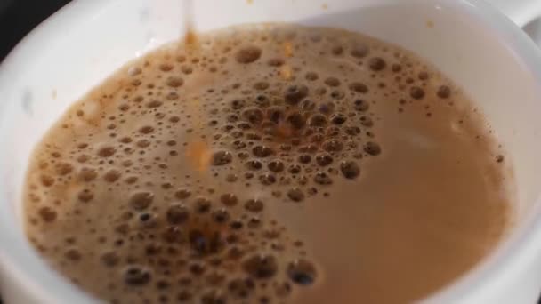 ホワイトカップにエスプレッソを作る現代のコーヒーマシン 上からの眺め クローズアップ — ストック動画