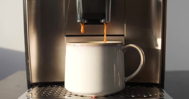 Moderne Koffiezetapparaat Maken Espresso Kopje Close — Stockvideo