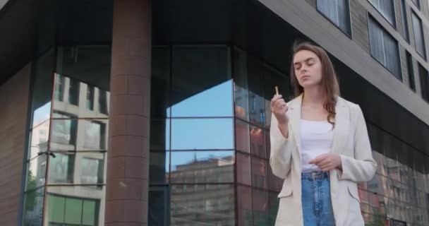 Kobieta Łamie Papierosa Rzuca Palenie Pobliżu Centrum Biznesowego — Wideo stockowe