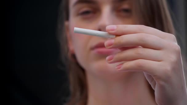 Frau Bricht Zigarette Und Gibt Rauchen Freien Auf Nahaufnahme — Stockvideo