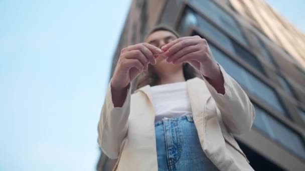 Жінка Розбиває Сигарету Кидає Палити Вулиці — стокове відео