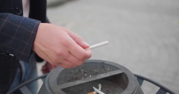 Homem Joga Cigarro Lixeira Pára Fumar Livre — Vídeo de Stock