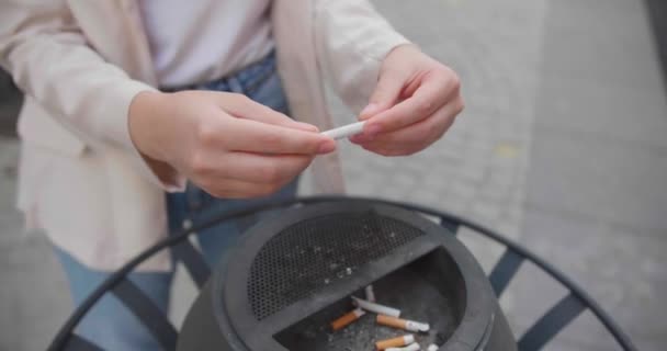 Женщина Бросает Сигарету Мусорный Бак Бросает Курить Открытом Воздухе Крупным — стоковое видео