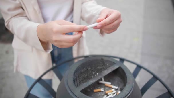 Μια Γυναίκα Πετάει Τσιγάρο Στο Σκουπιδοτενεκέ Και Κόβει Κάπνισμα Έξω — Αρχείο Βίντεο