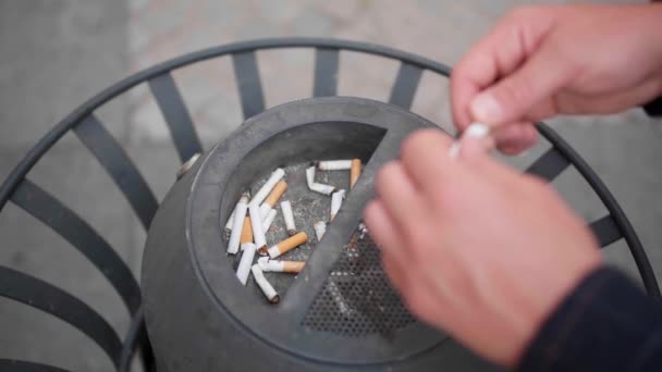 男人把香烟扔进垃圾箱 然后在户外戒烟 特写镜头 免版税图库视频