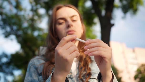 Женщина Смяла Сигарету Бросила Курить Парке — стоковое видео