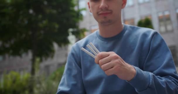 Man Verkruimelt Sigaretten Stopt Met Roken Straat — Stockvideo