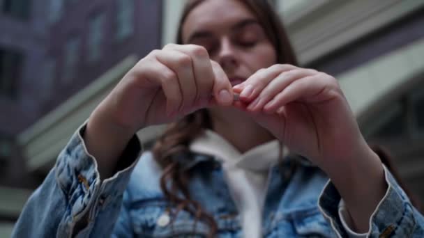 Женщина Бросает Курить Бросает Курить Улице — стоковое видео