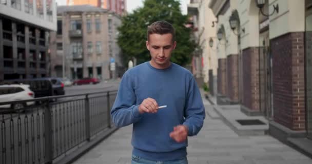 Mannen Bryter Sigaretten Slutter Røyke Gaten – stockvideo