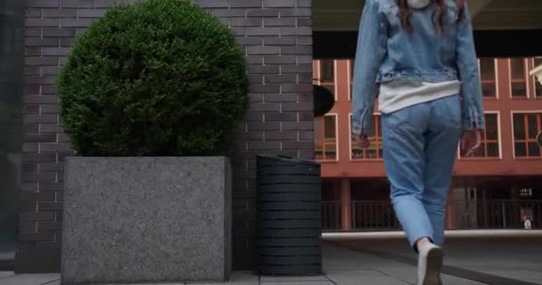 Kadınlar Sigaralarını Çöp Kutusuna Atar Sigarayı Sokakta Bırakır — Stok video