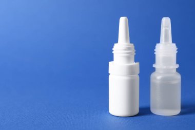 Mavi arkaplanda tıbbi damlalar, metin için boşluk