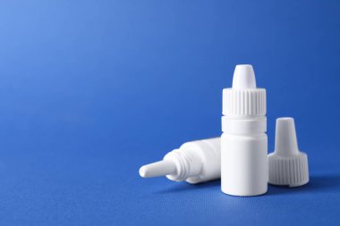 Mavi arkaplanda tıbbi damlalar, metin için boşluk