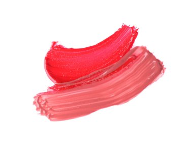 Renkli dudak parlatıcılarının vuruşları beyaz, üst görünümde izole edilmiş