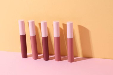 Renk arkaplanında çok farklı dudak parlatıcıları