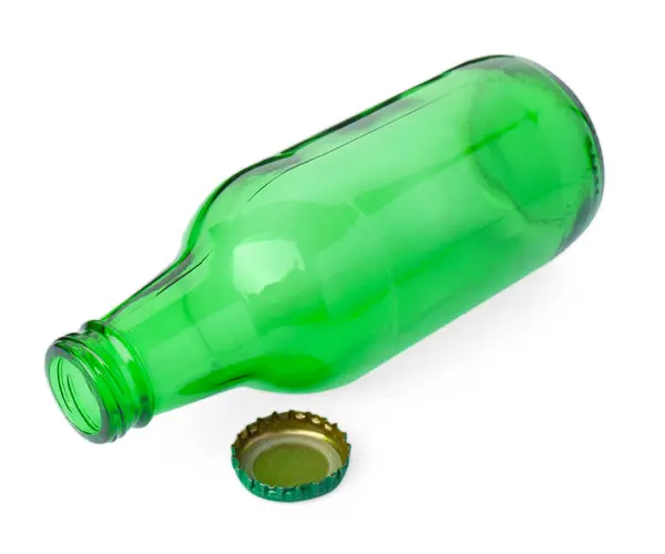 Eine Leere Grüne Bierflasche Und Deckel Isoliert Auf Weiß — Stockfoto