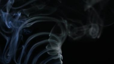 İçinde tütsü olan tutucu, siyah ahşap masaya yapıştı.