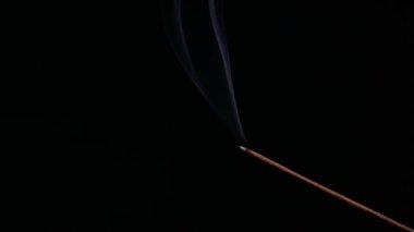 Siyah arka planda tütsü için tütsü, yakın plan. Metin için boşluk