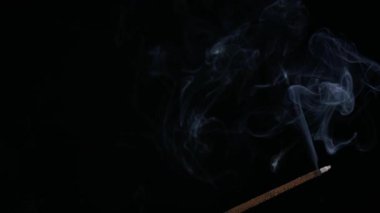 Tütsü çubuğu siyah arkaplanda için için için için için için, yakın plan