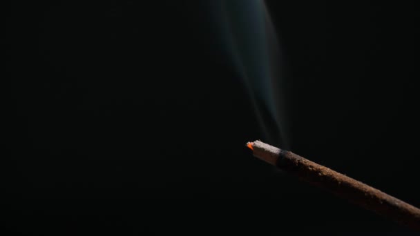 Supporto Con Bastone Incenso Fumante Tavolo Legno Nero All Interno — Video Stock